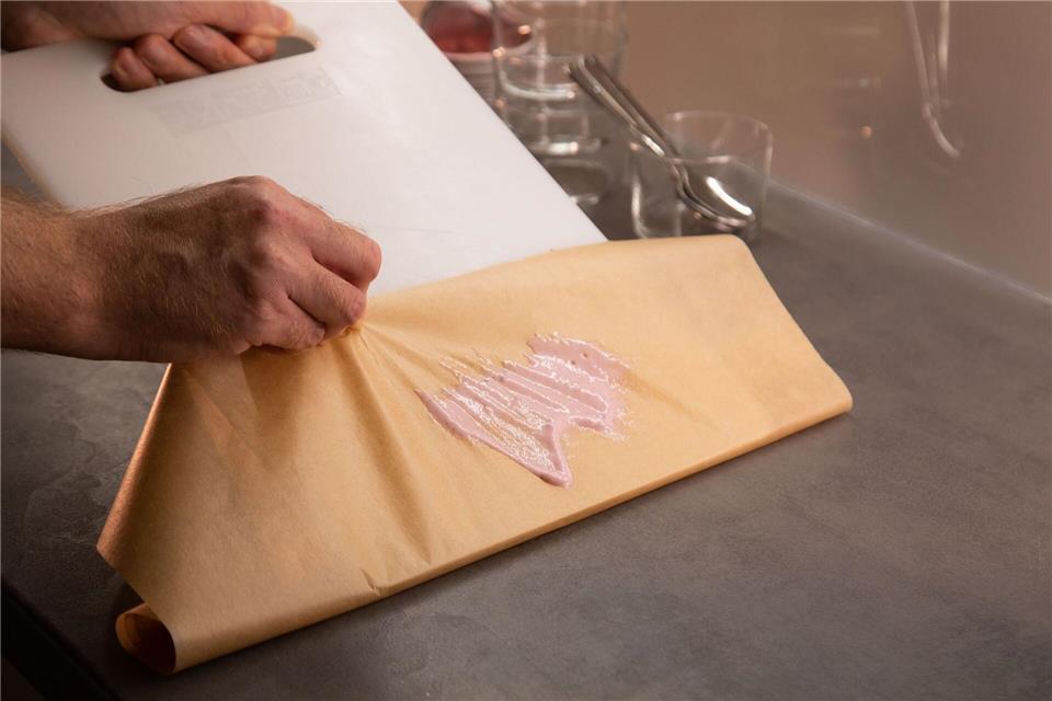 Ohne Wischen: Klecks restlos entfernen Fazit: Bis zum letzten Tropfen kann mit dem Backpapier alles von der Arbeitsplatte aufgenommen werden.Christin Klose/dpa-tmn