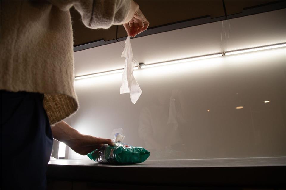 Fazit: Dank der Gummibänder kommt nur noch ein Tuch aus der Verpackung.Christin Klose/dpa-tmn