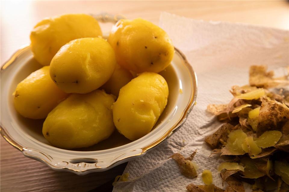 Fazit: Das Ergebnis sind schnell gepellte Kartoffeln.Christin Klose/dpa-tmn