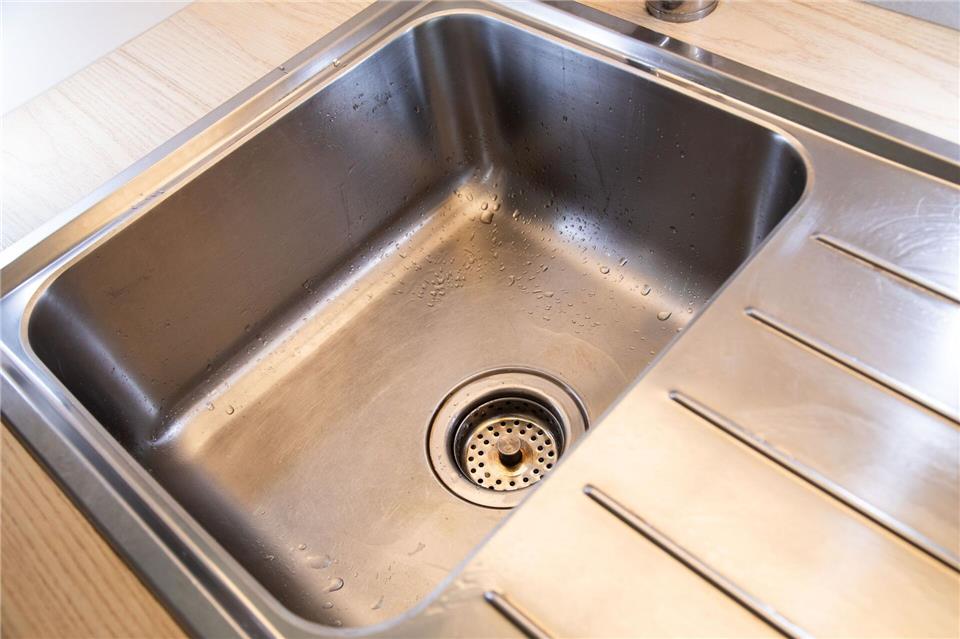 Fazit: Das Wasser perlt nicht ab, aber die Spüle erstrahlt in neuem Glanz.Christin Klose/dpa-tmn