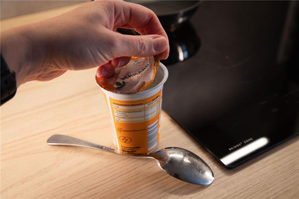 Fazit: Deckel und Becher lassen sich nicht wieder verbinden - der Joghurt bleibt geöffnet.Christin Klose/dpa-tmn