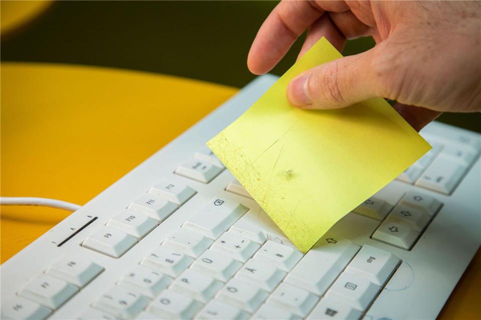 Tastatur reinigen mit einfachem Trick - so geht’s Fazit: Der Hack funktioniert - der Schmutz aus den Tastatur-Zwischenräumen bleibt am Klebezettel haften.Christin Klose/dpa-tmn