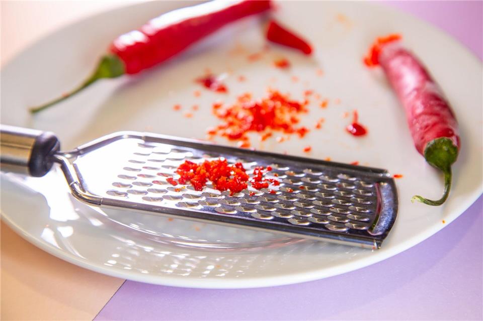 Tiefgekühlt: Wie man eine Chilischote einfach zerkleinert Fazit: Der Hack funktioniert hervorragend - das Ergebnis sind kleine, feine Chiliraspel.Christin Klose/dpa-tmn