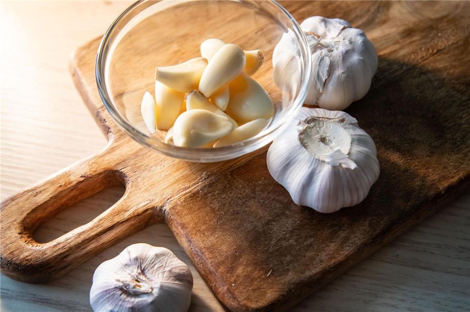 Fazit: Der Knoblauch ist schnell geschält und bereit für die Weiterverarbeitung.Christin Klose/dpa-tmn