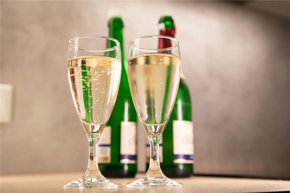 Fazit: Der Sekt aus der Flasche mit Korkenverschluss (links im Bild) sprudelt mehr.Christin Klose/dpa-tmn