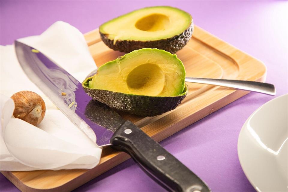 Fazit: Die Avocado ist sauber geschnitten und der Kern vollständig entfernt.Christin Klose/dpa-tmn