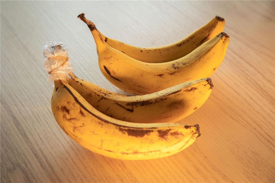Fazit: Die Bananen mit Frischhaltefolie reifen sogar etwas schneller als die ohne.Christin Klose/dpa-tmn
