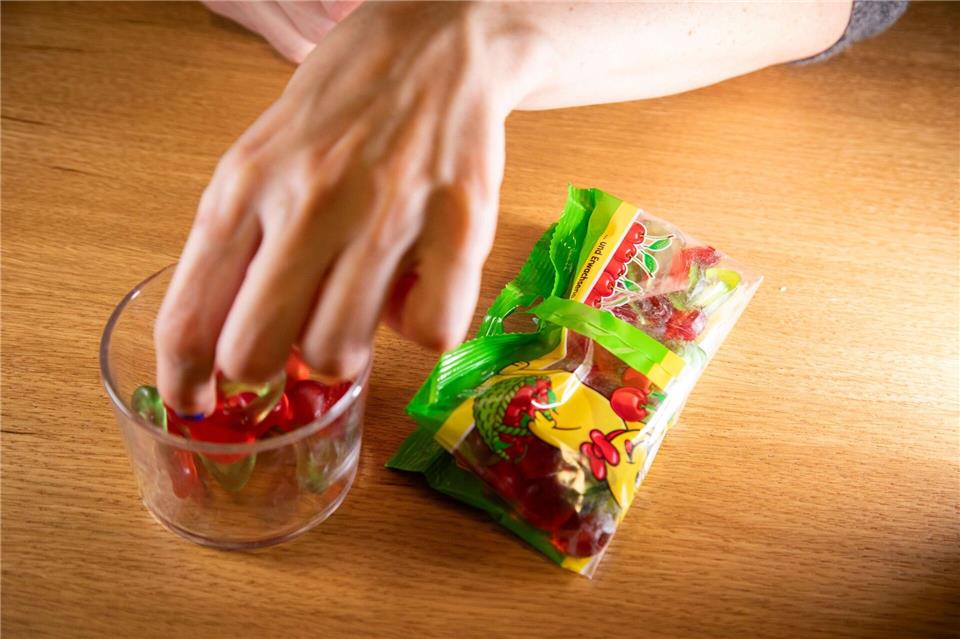 Fruchtgummi-Tüte dank Trick clever öffnen und verschließen? Fazit: Die Fruchtgummitüte lässt sich zwar verschließen, allerdings weder einfach noch luftdicht.Christin Klose/dpa-tmn