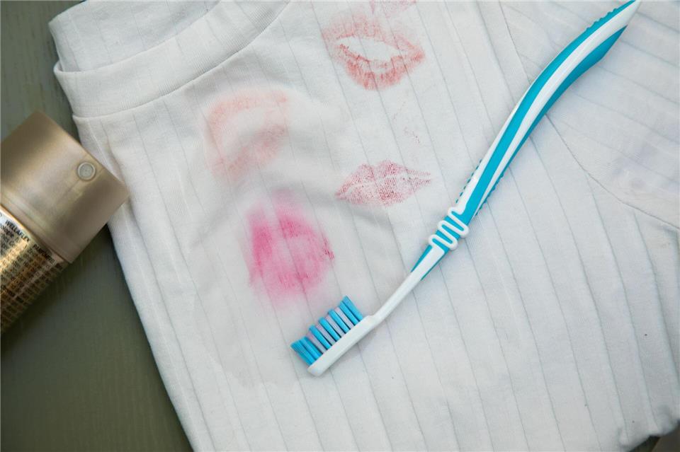 Fazit: Die Lippenstift-Flecken lassen sich selbst mit kräftigem Schrubben nicht entfernen.Christin Klose/dpa-tmn