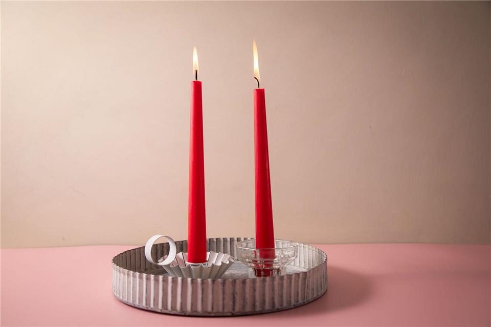 Fazit: Die gekühlte Kerze (links) brennt langsamer.Christin Klose/dpa-tmn