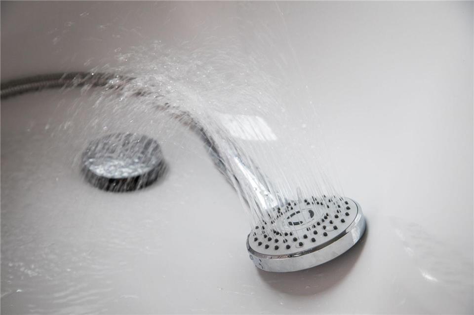 Fazit: Es klappt - die Düsen sind frei von Kalk und funktionieren wieder einwandfrei.Christin Klose/dpa-tmn