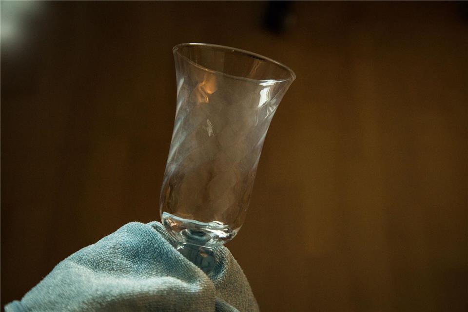 Top oder Flop: Bekommt man so milchige Gläser wieder klar? Fazit: Funktioniert leider auch nach mehrmaliger Anwendung nicht. Das Glas bleibt milchig.Christin Klose/dpa-tmn