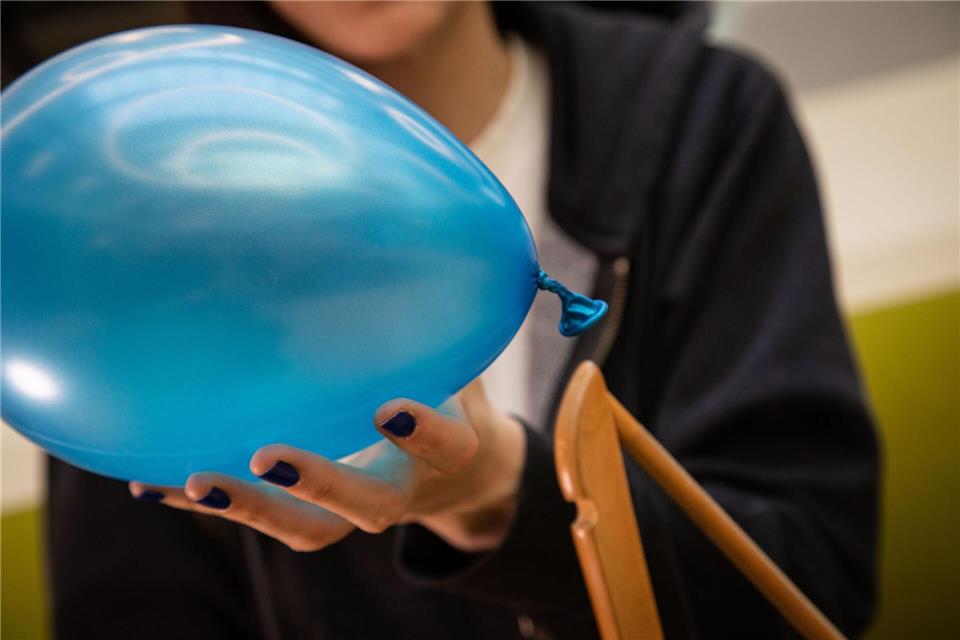 Fazit: Kein Quetschen oder Abrutschen - der Luftballon lässt sich mit Hilfe des Kleiderbügels einfach verknoten.Christin Klose/dpa-tmn