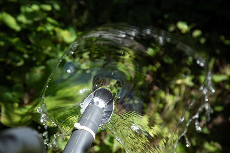 Fazit: Mit Hilfe des Löffels lässt sich das Wasser gleichmäßiger über eine größere Fläche verteilen.Christin Klose/dpa-tmn