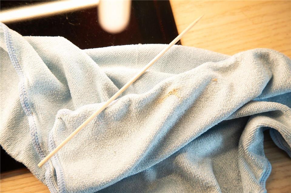 Fazit: Mit Spieß und Tuch lassen sich die Herdplattenränder gründlich reinigen.Christin Klose/dpa-tmn