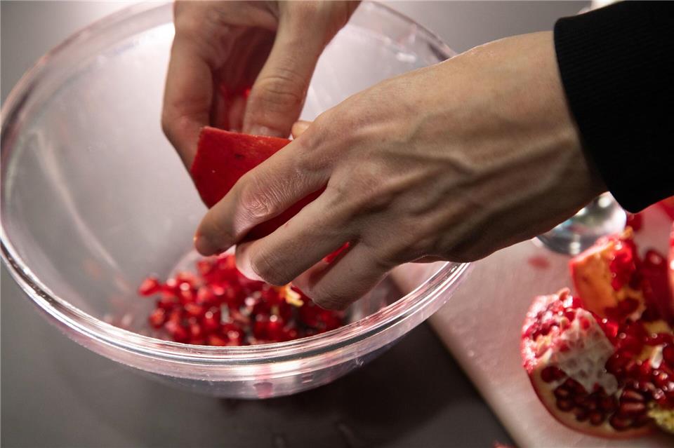 Fazit: Mit den Fingern lassen sich die Granatapfelkerne leicht lösen.Christin Klose/dpa-tmn
