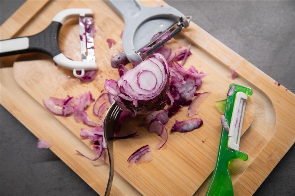 Fazit: Mit keinem Schäler lässt sich die Zwiebel in feine Streifen schneiden.Christin Klose/dpa-tmn