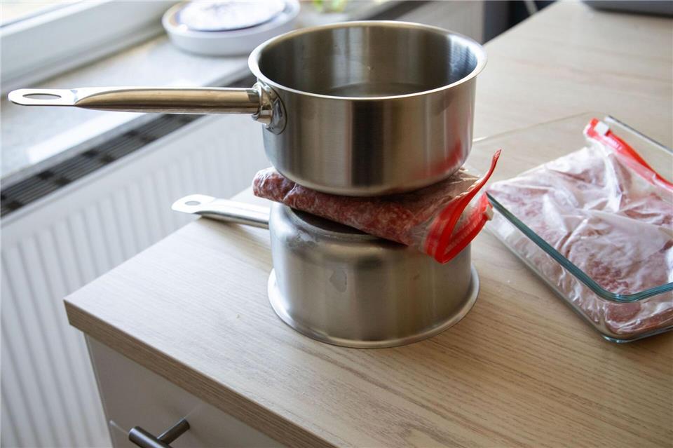 Fazit: Nach weiteren zehn Minuten ist das Fleisch komplett aufgetaut - während das andere Hackfleisch (in der Glasschale daneben) noch fest ist.Christin Klose/dpa-tmn