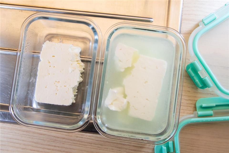 Fazit: Nach zehn Tagen schmeckt der eingelegte Feta frisch, während der ohne Salzlake streng und muffig schmeckt.Christin Klose/dpa-tmn