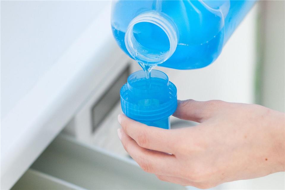 Fazit der Stiftung Warentest: Mehrere günstige Produkte schneiden gut ab. Flüssige Waschmittel sind dabei schonender für Textilien.picture alliance/dpa/dpa-tmn