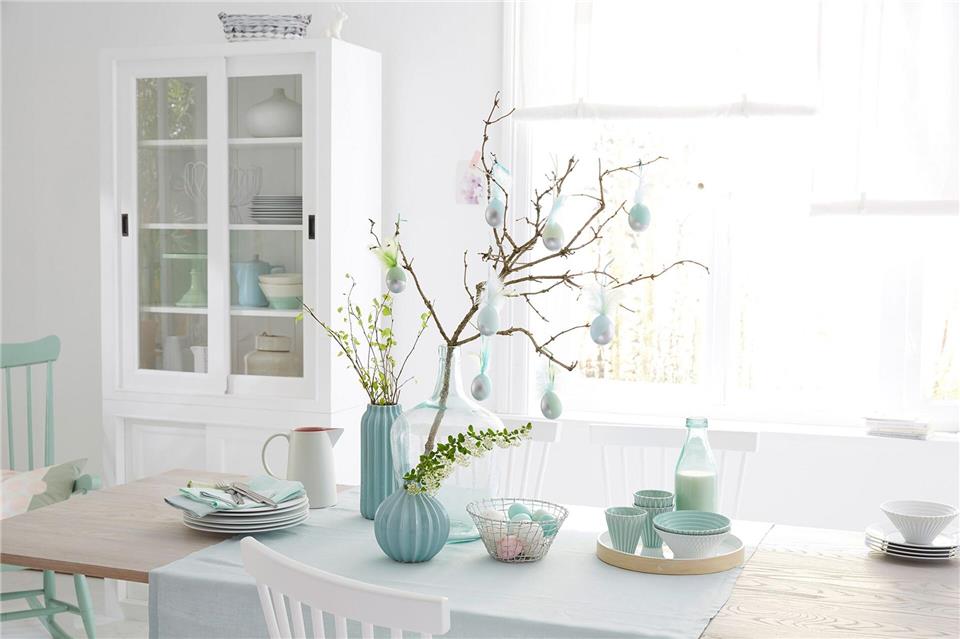 Federleicht zu Basteln: Eier zum Aufhängen.tesa/DIY Academy/dpa-tmn