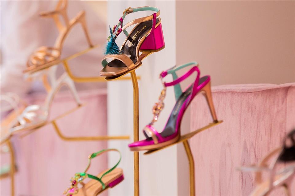 Federn, Steinchen, feine Riemen: Sandalen sind jetzt gerne mal verspielt. Rolf Vennenbernd/dpa/dpa-tmn