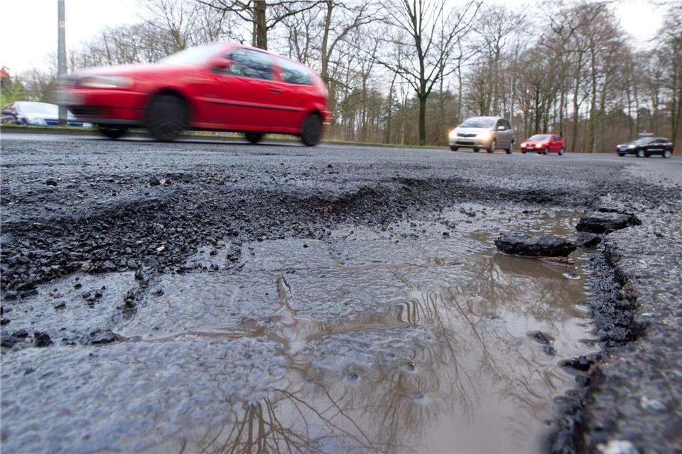 Bayerns Städten geht die Puste aus - Ruf nach Soforthilfen  Fehlendes Geld verhindert in vielen bayerischen Kommunen wichtige Investitionen - etwa in den Straßenbau. Die Kämmerer mehrerer Städte machen sich jedoch längst auch Sorgen um die Demokratie. (Symbolfoto)Sebastian Kahnert/dpa