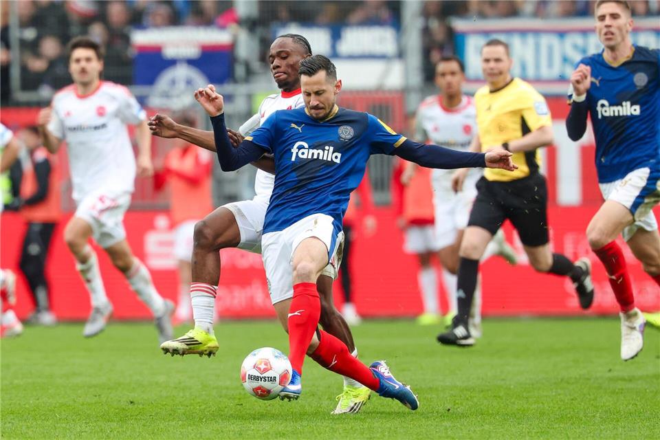 Fehlt Kiel im Saison-Endspurt: Kapitän Steven Skrzybski (r.). (Archivbild)Frank Molter/dpa