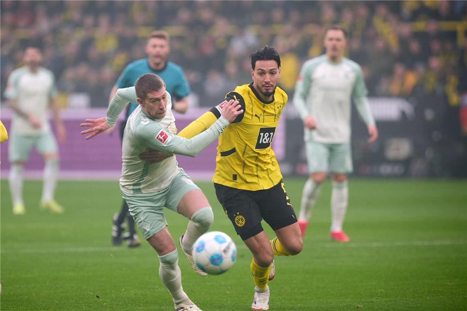 Fehlt dem BVB in Lissabon: Linksverteidiger Ramy Bensebaini (r)Bernd Thissen/dpa