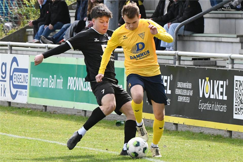 Fehlt dem SC Reken gegen den FC Epe: Der gelb-gesperrte Max Gorczyza (links).