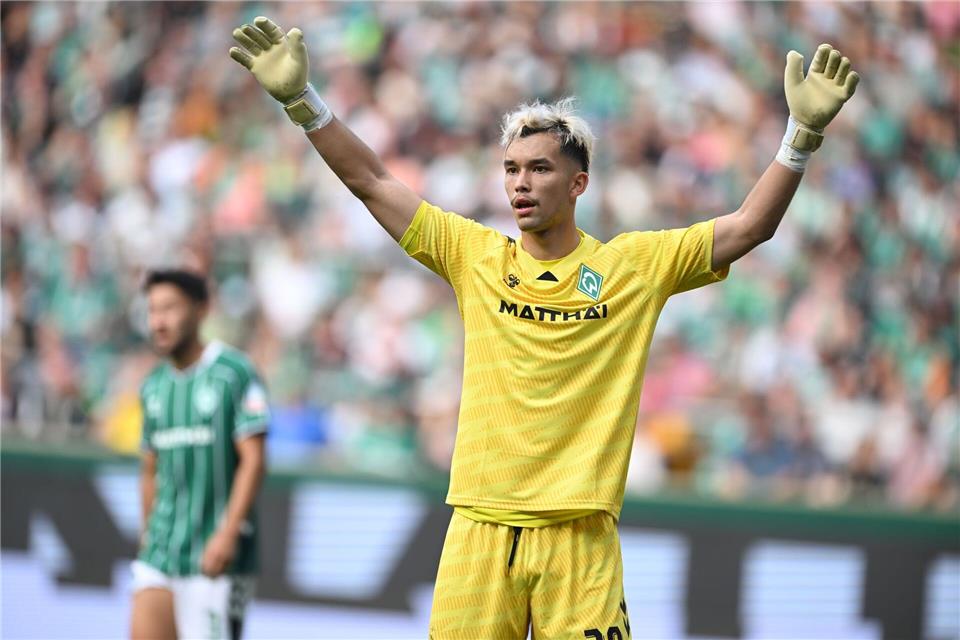 Fehlt wegen einer Schulterverletzung gegen die Bayern: Werder-Torwart Mio Backhaus (Archiv) Carmen Jaspersen/dpa