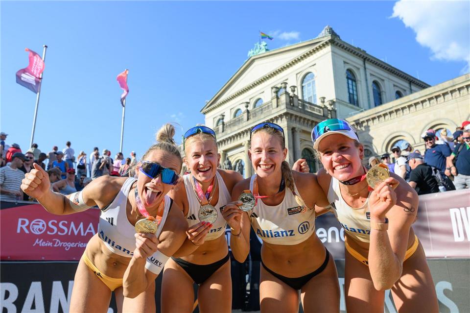 Feier vor der Oper: Die Finals begeistern Fans und Sportler.Robert Michael/dpa