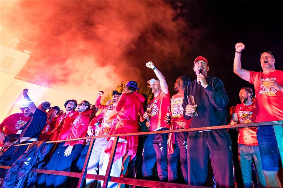 „Feierbiest“ Claus-Dieter Wollitz (3.v.r.) heizt die Stimmung an.Frank Hammerschmidt/dpa
