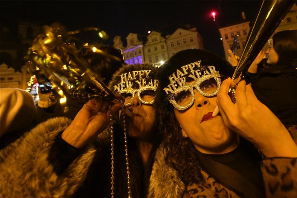 Feierlaune in Prag: Menschen begrüßen das neue Jahr in festlicher Stimmung·ulová Kateøina/CTK/dpa