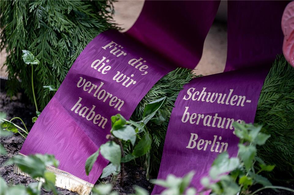 Feierlich wurde heute die neue Grab- und Gedenkstätte für queere Menschen in Berlin-Schöneberg eingeweiht. Fabian Sommer/dpa