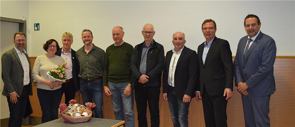 Feierliche Ehrung im Rahmen der Generalversammlung der Raiffeisen Maria-Veen-Lette. Im Bild (v.l.) RVWL-Vorstand Frank Niemer, Jola und Ludger Wiesweg, die Jubilare Nico Dammeyer, Ludger Böckenberg und Helmut Roters, sowie der Aufsichtsratsvorsitzender Uwe Inhestern, Geschäftsführer Heino Strump und Vorstandsvorsitzender Hendrik Schemmer