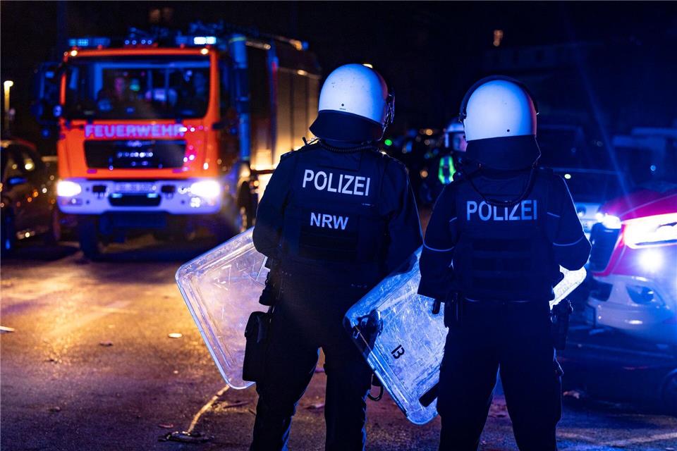 Feiern, Feuerwerk und volle Straßen stellten Polizei, Feuerwehr und Rettungsdienste in der Silvesternacht regelmäßig vor große Herausforderungen.Christoph Reichwein/dpa