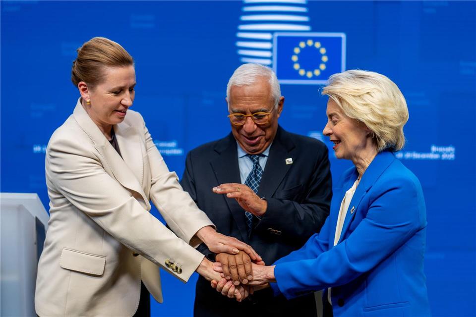 Feiern den Kompromiss: Dänemarks Regierungschefin Mette Frederiksen, EU-Ratspräsident António Costa und Kommissionschefin Ursula von der Leyen.Michael Kappeler/dpa