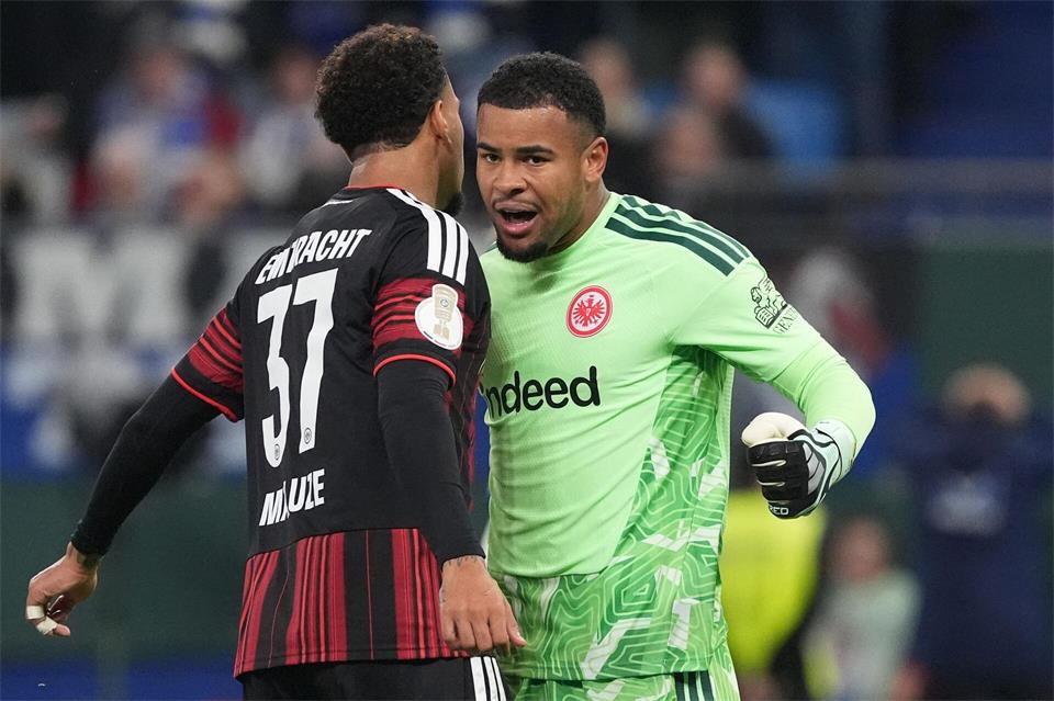 Feiern eine gelungene Rettungsaktion: Frankfurts Jeremiaha Maluze (l) und Torwart Noah Atubolu. Marcus Brandt/dpa