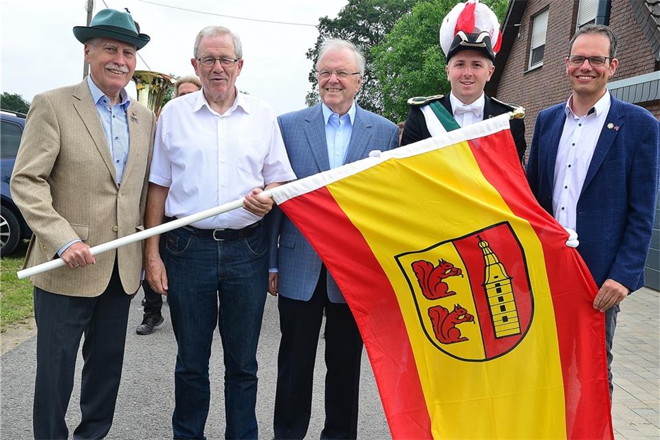 Feiern mit der Gemeindefahne: die drei Ehrenbürgermeister Udo Rößing, Reinhard Kipp und Hans-Dieter Strothmann mit Bürgermeister Andreas Grotendorst und Oberst Felix Roring.