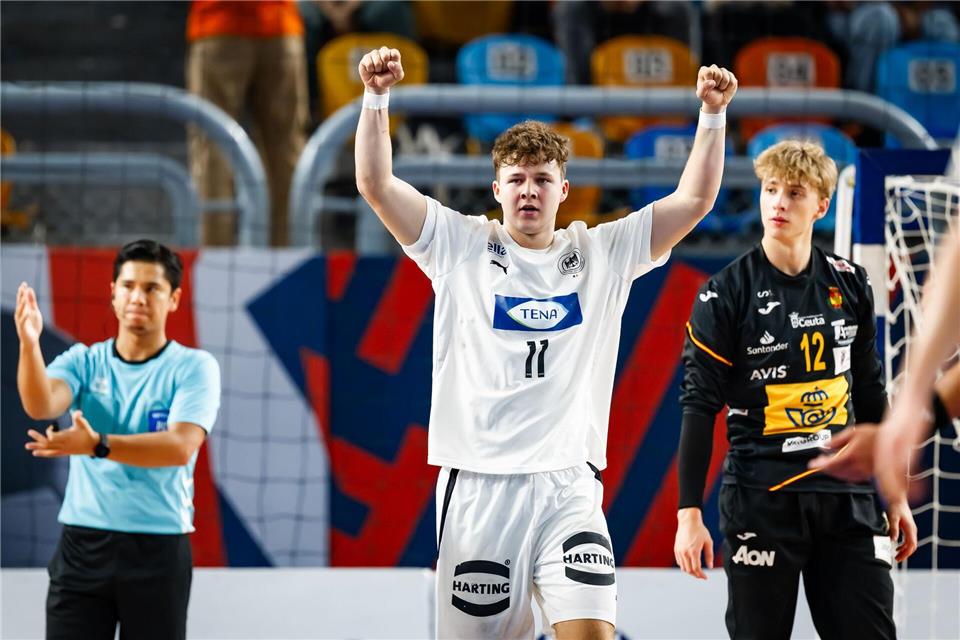 Feiert den WM-Titel: U19-Handballer Bennet Strobel. Sasa Pahic Szabo / kolektiff/kolektiff images/dpa