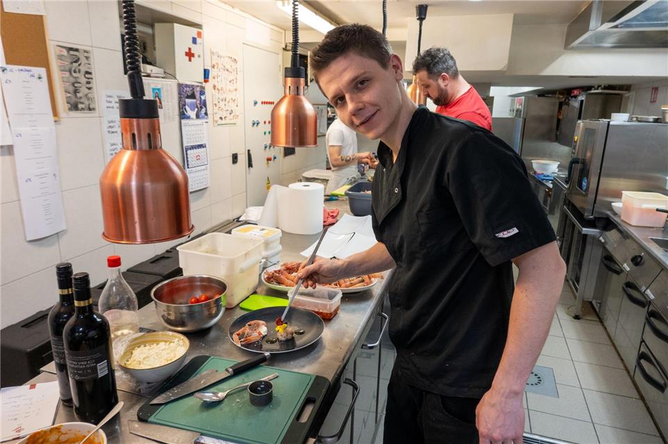 Feiert die Vielseitigkeit des Kaisergranats: Küchenchef David Žilićin bei der Zubereitung seiner Scampi-Trilogie.Andreas Drouve/dpa-tmn