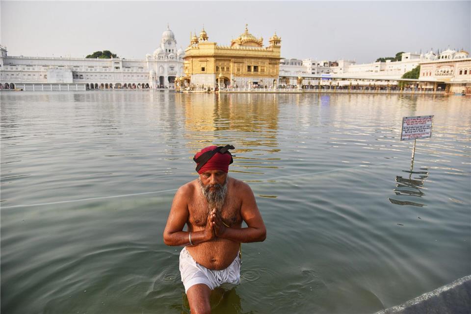 Feiertag Guru Nanak Jayanti: Sikh-Anhänger nimmt ein heiliges Bad im Goldenen Tempel.Prabhjot Gill/AP/dpa