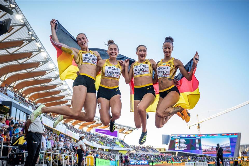 Feierte einst Erfolge mit Deutschland: Tatjana Pinto (r). Michael Kappeler/dpa