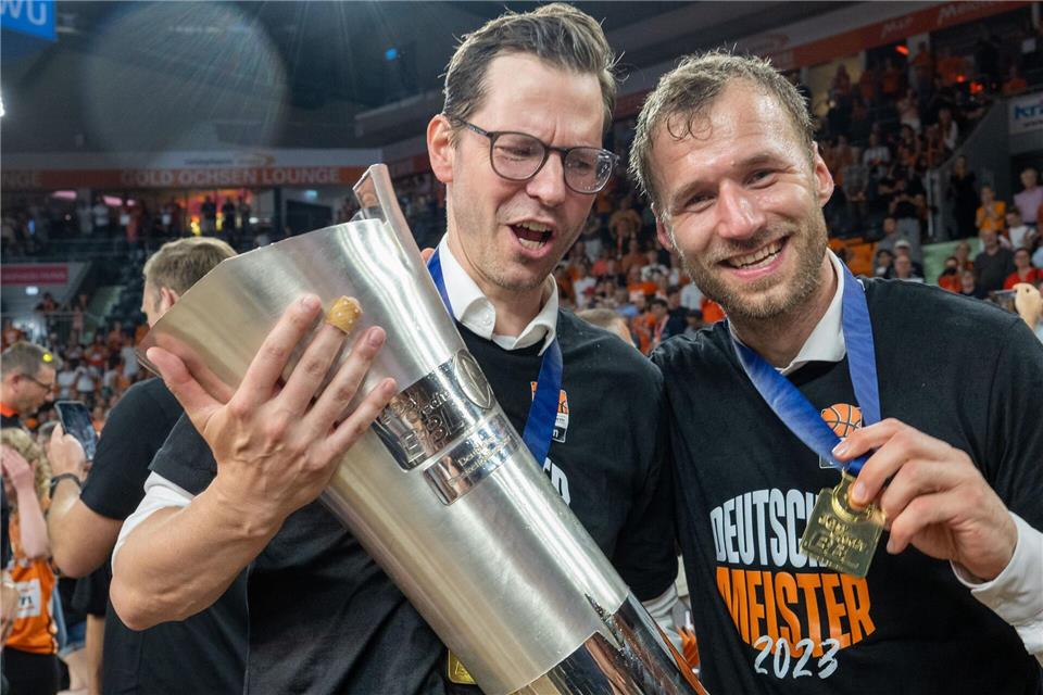 Feierte mit Ulm und Coach Gavel (rechts) 2023 den Meistertitel - im Sommer geht er nach München: Sportdirektor Thorsten Leibenath. (Archivbild)Stefan Puchner/dpa