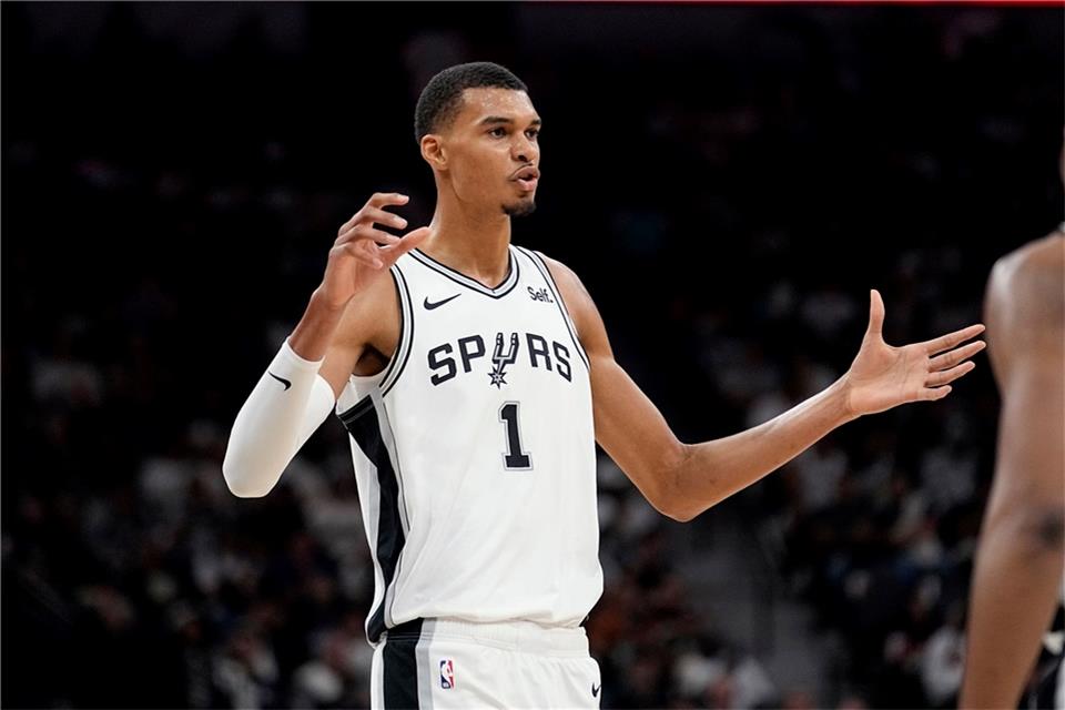 Feierte mit den San Antonio Spurs einen Sieg: Victor Wembanyama.