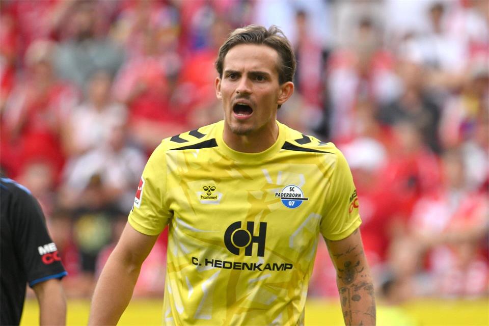 Feierte seine Bundesliga-Premiere: Nahuel Noll im Tor des SC Paderborn.Torsten Silz/dpa