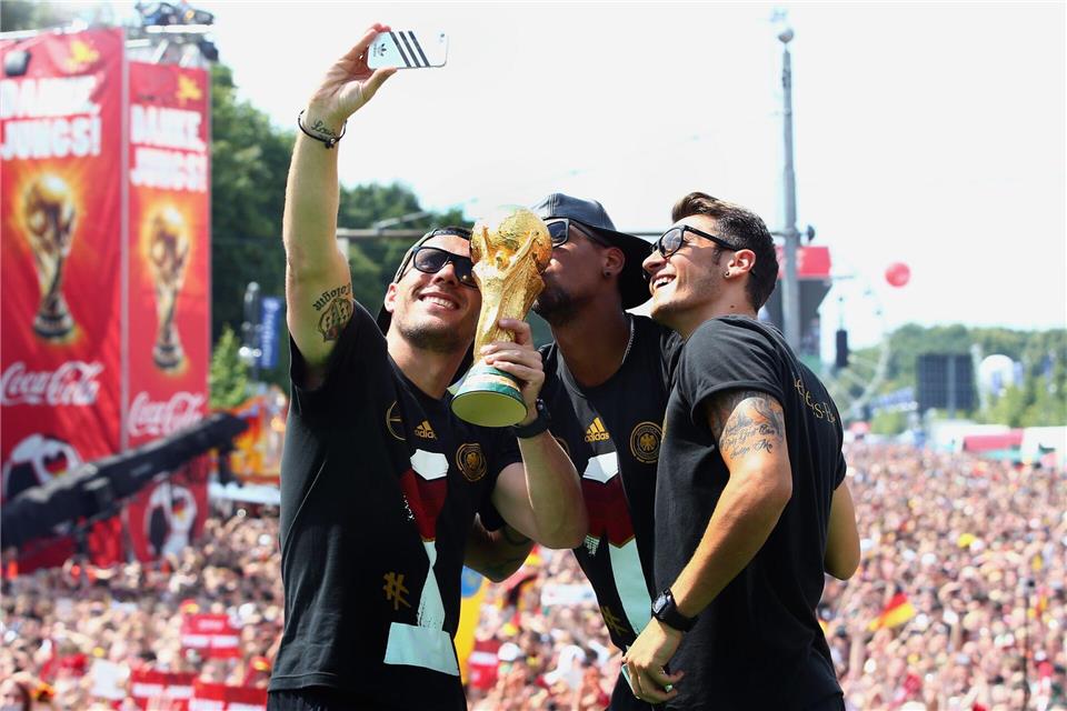 Feierten 2014 den WM-Titel: Mesut Özil (r) mit seinen damaligen Teamkollegen Lukas Podolski (l) und Jerome Boateng. (Archivbild)Alex Grimm/Bongarts/dpa