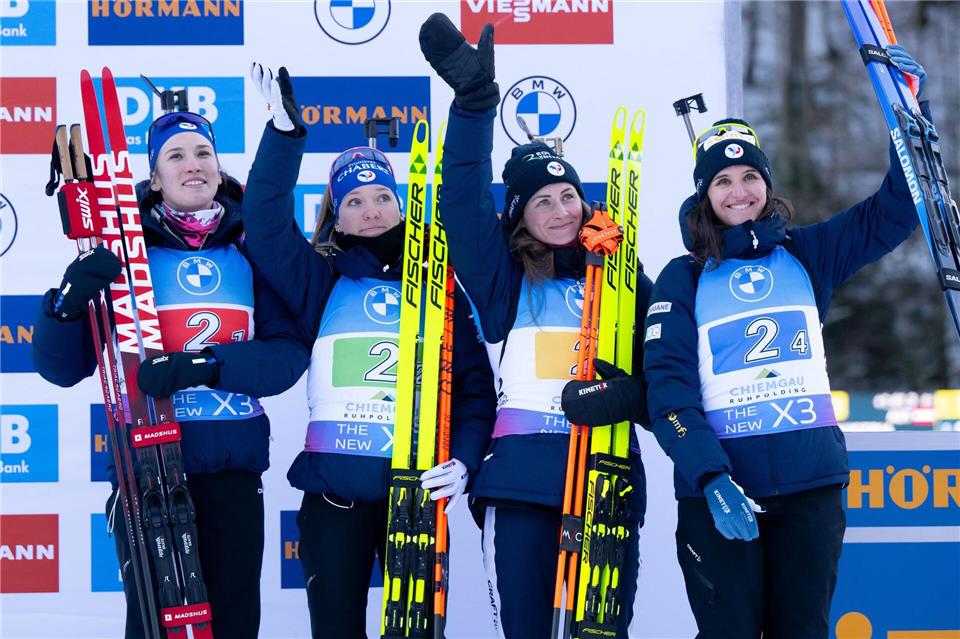 Feierten einige Staffelerfolge zusammen: Justine Braisaz-Bouchet (2.vr.) und Julia Simon (r). (Archivbild)Sven Hoppe/dpa