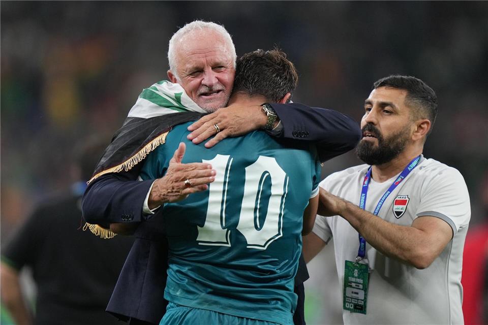 Feierten im April die erfolgreiche WM-Qualifikation: Iraks Trainer Graham Arnold (l) und Mohanad Ali. (Archivbild)Fernando Llano/AP/dpa